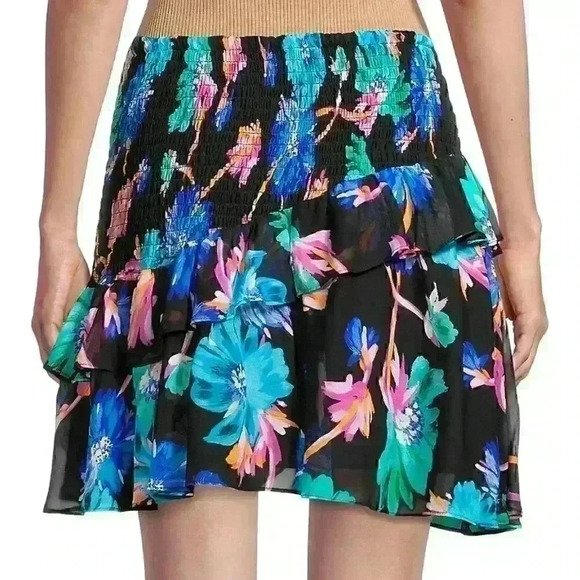 NWT Milly
Ginny Floating Cosmos Print Miniskirt Sz 2 can fit up to Sz 6 - Picture 2 of 11